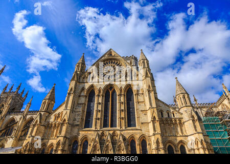 L'Angleterre, dans le Yorkshire, New York. La cathédrale de style gothique anglais Metropolitical et Église de Saint Pierre à l'État de New York, ou la cathédrale de York. Banque D'Images