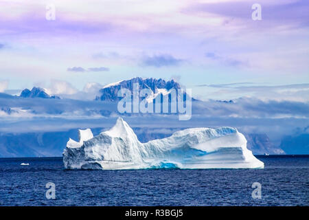 Le Groenland, le Prince Christian Sund fjord, Kujalleq, Iceberg et les montagnes au lever du soleil Banque D'Images