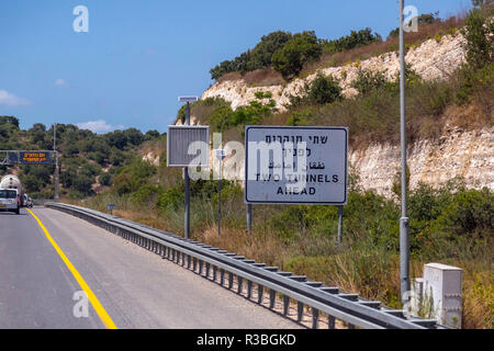 À Jérusalem, Haïfa, Israël - 17 juin 2018 : l'autoroute avec des signes et des véhicules en circulation de Jérusalem à Haifa sur une journée ensoleillée. Banque D'Images