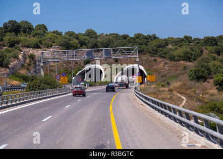 À Jérusalem, Haïfa, Israël - 17 juin 2018 : l'autoroute avec des signes et des véhicules en circulation de Jérusalem à Haifa sur une journée ensoleillée. Banque D'Images