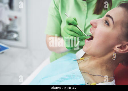 Dentiste de guérison d'une femme dans la stomatologie. La prévention précoce et concept d'hygiène buccale Banque D'Images