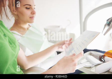 Femme dentiste en cabinet dentaire parler with female patient et préparation au traitement Banque D'Images