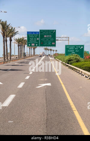 À Jérusalem, Haïfa, Israël - 17 juin 2018 : l'autoroute avec des signes et des véhicules en circulation de Jérusalem à Haifa sur une journée ensoleillée. Banque D'Images