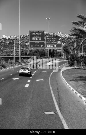 À Jérusalem, Haïfa, Israël - 17 juin 2018 : l'autoroute avec des signes et des véhicules en circulation de Jérusalem à Haifa sur une journée ensoleillée. Banque D'Images