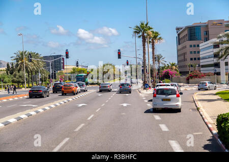 À Jérusalem, Haïfa, Israël - 17 juin 2018 : l'autoroute avec des signes et des véhicules en circulation de Jérusalem à Haifa sur une journée ensoleillée. Banque D'Images