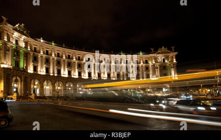 Piazza della Repubblica avec le trafic de nuit, Rome, Italie Banque D'Images