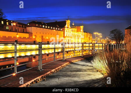 Wroclaw, Pologne, octobre 2018.Bibliothèque de l'Ossolineum. Avec reflet dans l'Odra (la nuit. Banque D'Images