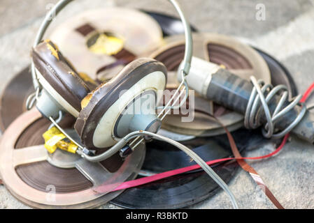 Écouteurs avec microphone cassé vintage et cassettes Banque D'Images