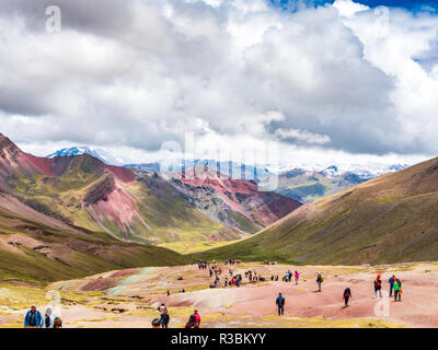 Vinicunca, Pérou - 7 janvier, 2017. Voir d'une façon suivie par les touristes d'atteindre le sommet de la montagne (Mountain Arc-en-Vinicunca) Banque D'Images