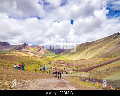 Vinicunca, Pérou - 7 janvier, 2017. Voir d'une façon suivie par les touristes d'atteindre le sommet de la montagne (Mountain Arc-en-Vinicunca) Banque D'Images