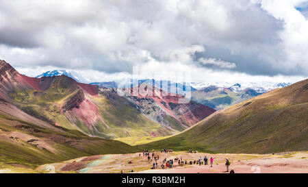 Voir d'une façon suivie par les touristes d'atteindre le sommet de la montagne (Mountain Arc-en-Vinicunca) Banque D'Images