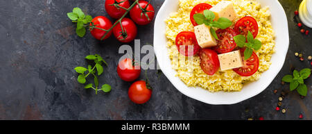 Porridge de millet avec tomates et fromage Banque D'Images