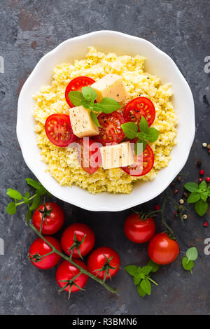 Porridge de millet avec tomates et fromage Banque D'Images