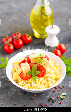 Porridge de millet avec tomates et fromage Banque D'Images