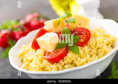Porridge de millet avec tomates et fromage Banque D'Images