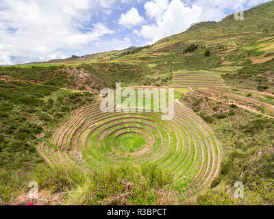 Vue sur le site archéologique de Moray, près de Cuzco au Pérou et le village de Maras Banque D'Images