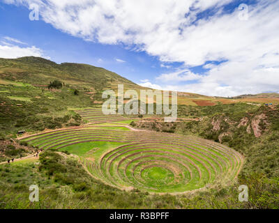 Vue sur le site archéologique de Moray, près de Cuzco au Pérou et le village de Maras Banque D'Images