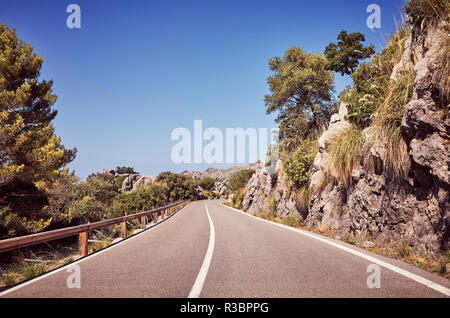 Retro photo aux couleurs d'une route de montagne pittoresque, travel concept. Banque D'Images
