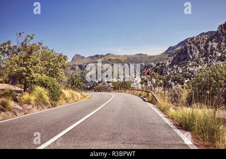 Retro photo aux couleurs d'une route de montagne pittoresque, travel concept. Banque D'Images