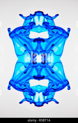 Colorant alimentaire a chuté en verre d'eau et de se disperser. Banque D'Images