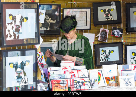 Sophie Kane marché artiste porte-affiche vendant des imprimés d'animaux au marché victorien de Noël de Gloucester Quays, Gloucester, Gloucestershire en novembre Banque D'Images