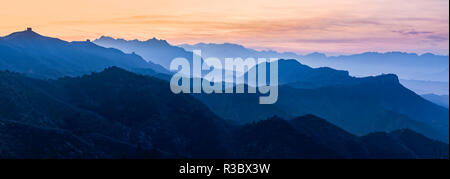 Montagnes Jinshanling au lever du soleil dans les couleurs de l'automne, à partir de la Grande Muraille de Chine, Jinshanling, Chine. Banque D'Images