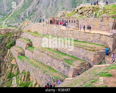 Ollantaytambo, Pérou - le 4 janvier 2017. Vues des touristes dans le sanctuaire d'Ollantaytambo Banque D'Images