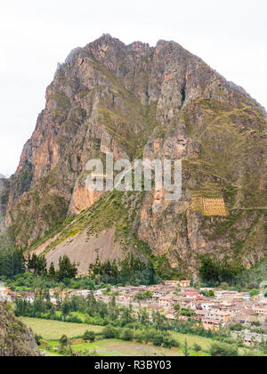 La ville d'Ollantaytambo et les dépôts Pinkuylluna sur la montagne Banque D'Images