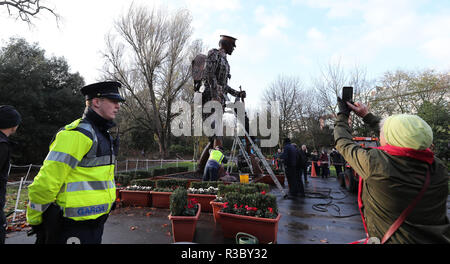 Une guerre mondiale une sculpture commémorative intitulée Le Soldat obsédante est nettoyé après qu'elle a été vandalisée avec de la peinture rouge à St Stephen's Green, Dublin, nuit de mercredi. Banque D'Images