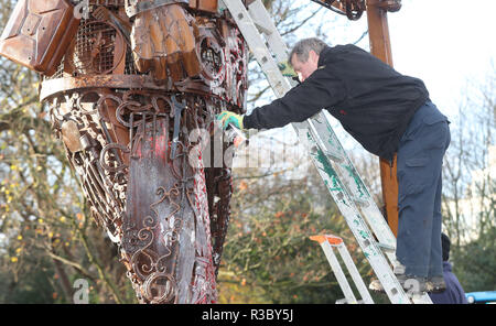 Une guerre mondiale une sculpture commémorative intitulée Le Soldat obsédante est nettoyé après qu'elle a été vandalisée avec de la peinture rouge à St Stephen's Green, Dublin, nuit de mercredi. Banque D'Images