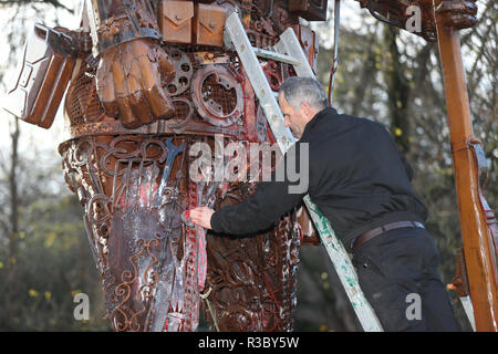 Une guerre mondiale une sculpture commémorative intitulée Le Soldat obsédante est nettoyé après qu'elle a été vandalisée avec de la peinture rouge à St Stephen's Green, Dublin, nuit de mercredi. Banque D'Images