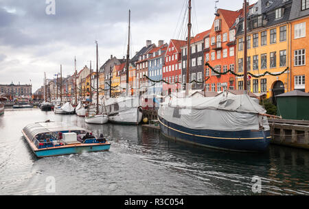 Bateau de tourisme va sur Nyhavn ou nouveau port, c'est un bâtiment du xviie siècle, au bord de canal et quartier touristique populaire dans le centre de Copenhague, Danemark Banque D'Images