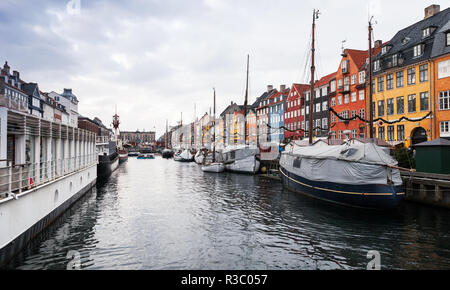 Ou nouveau port de Nyhavn, c'est un bâtiment du xviie siècle, au bord de canal et quartier touristique populaire dans le centre de Copenhague, Danemark Banque D'Images