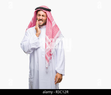 Beau jeune homme portant un keffieh sur fond isolé de toucher la bouche avec la main avec expression douloureuse à cause de maux ou de maladies dentaires o Banque D'Images