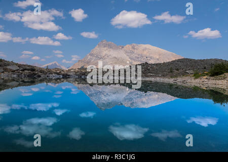 Le Canada, la Colombie-Britannique, l'East Kootenay Montagnes. Les reflets dans le lac. Banque D'Images