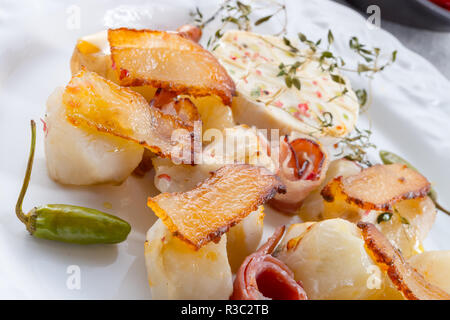 Gratin de topinambour au jambon et piment Banque D'Images