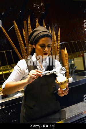 La crème glacée italienne servi au Venchi gelateria à Rome. Banque D'Images