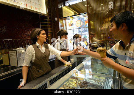 La crème glacée italienne servi au Venchi gelateria à Rome. Banque D'Images