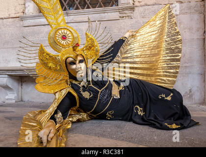 Femme habillée comme un ange d'or au Carnaval de Venise, Italie Banque D'Images