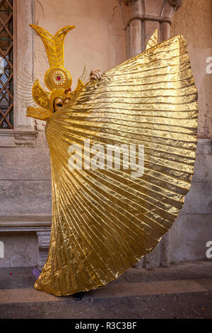 Femme habillée comme un ange d'or au Carnaval de Venise, Italie Banque D'Images