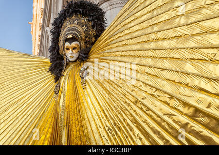 Femme habillée comme un ange d'or au Carnaval de Venise, Italie Banque D'Images