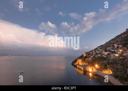 Chantier naval (Tersane) et les ruines d'une forteresse médiévale (Le Château d'Alanya) sur la montagne. Photographié à partir de Kizil Kule (Tour Rouge) - principales un Banque D'Images