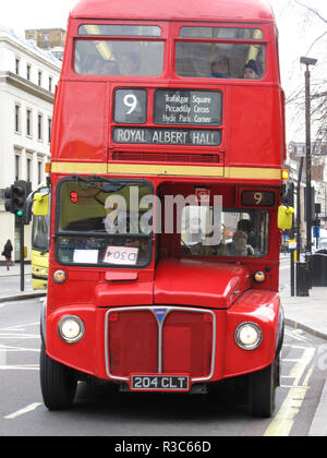 Un bus routemaster rouge à Londres, Angleterre, Grande-Bretagne Banque D'Images