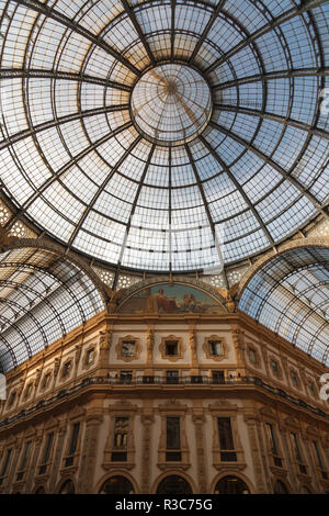 Italie, Milan - Novembre 2018 : plafond de verre ou deux vue de l'intérieur de Vittorio Emanuele II Banque D'Images