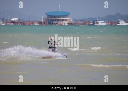 Le kite surf dans la baie de Chalong, Phuket, Thailand Banque D'Images