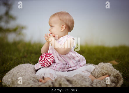 Enfant triste am see Banque D'Images