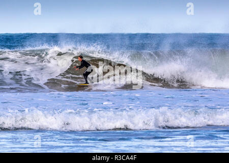 Surfer à l'intérieur du tube d'une vague de Porthmeor beach, St Ives, Cornwall Banque D'Images