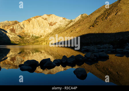 Lac condamné au lever du soleil, en Californie. Banque D'Images