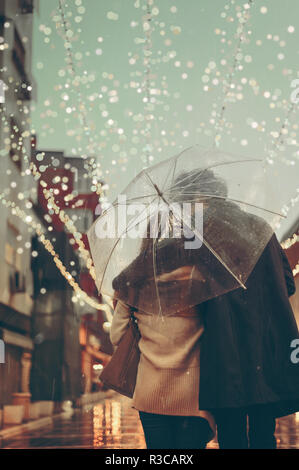 Couple amoureux dans la rue un jour de pluie. Les amis marchant dans la rue Banque D'Images