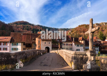 Le vieux pont sur le Doubs Banque D'Images